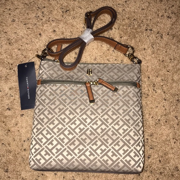 Tommy Hilfiger Handbags - 🔥Tommy Hilfiger crossbody purse 🔥